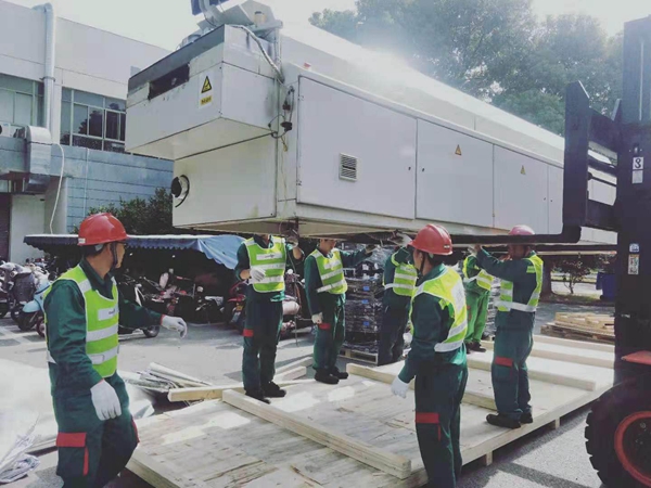 SMT設備卸車、拆箱作業