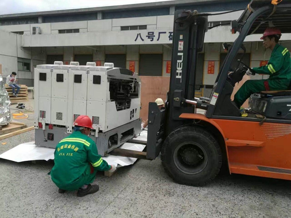 SMT設備卸車、拆箱作業