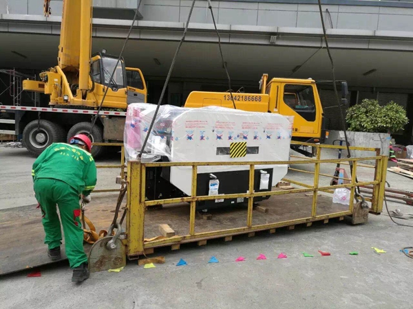 SMT設(shè)備卸車、拆箱作業(yè)