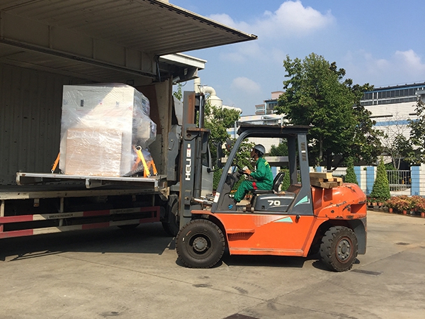 SMT設備卸車、拆箱作業