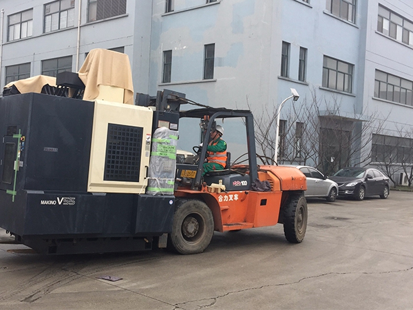 傳統設備卸車、拆箱作業