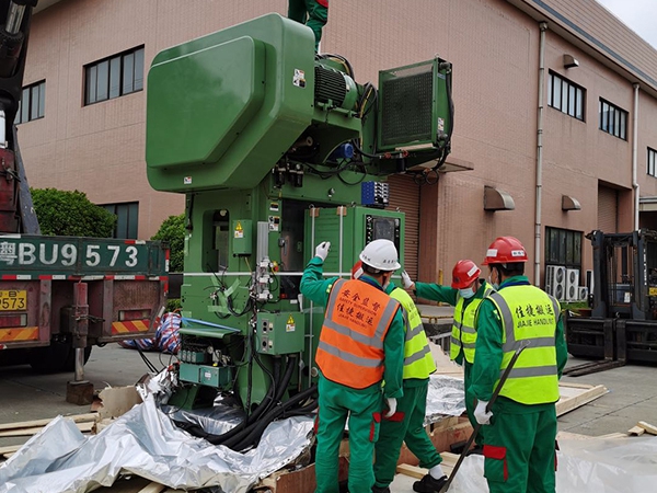 傳統設備卸車、拆箱作業