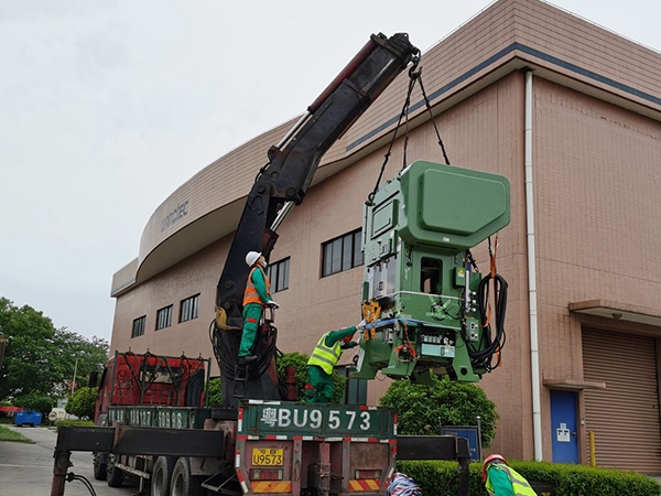 傳統設備卸車、拆箱作業